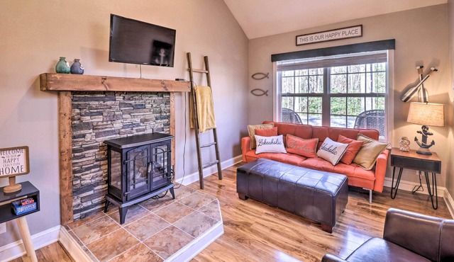 Cozy 'Beaver's Bungalow' - Walk to Lake Anna!