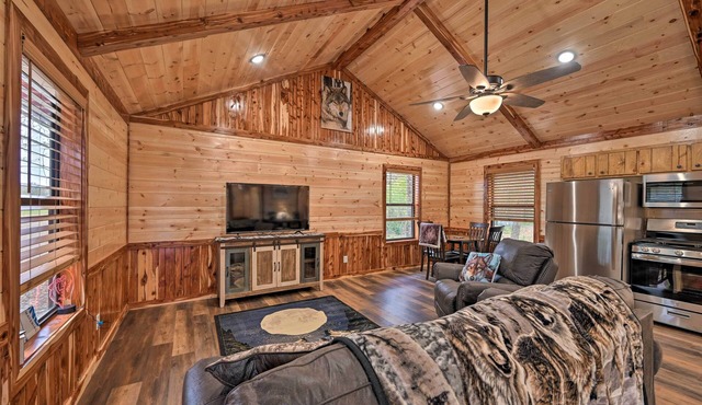 Cozy Broken Bow Cabin, Walk to the Lukfata Creek!