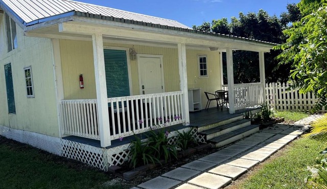Cozy Cottage on a Tropical Fruit Farm for a Peaceful Escape near Homestead, Florida