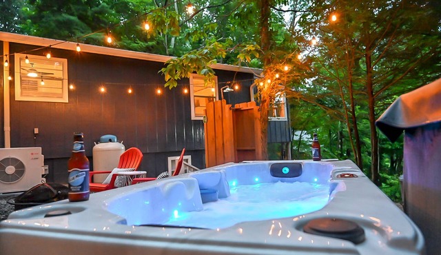 Cozy Cottage with GREAT Mtn Views & Hot Tub & Outdoor Shower Close to the Ocoee