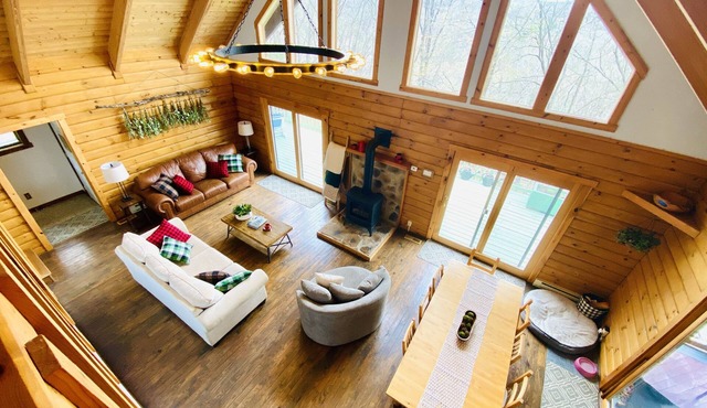 Cozy Creekview Cabin - Berkeley Springs, WV