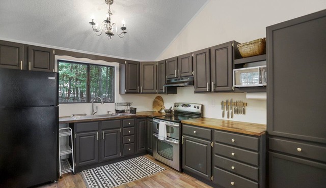 Cozy getaway in the woods of Hedgesville, WV. Pet friendly!