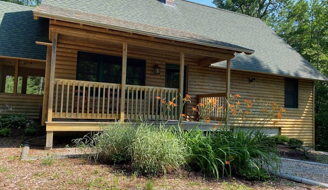 Cozy Log Cabin Retreat in Bridgton, Maine – Sleeps 8