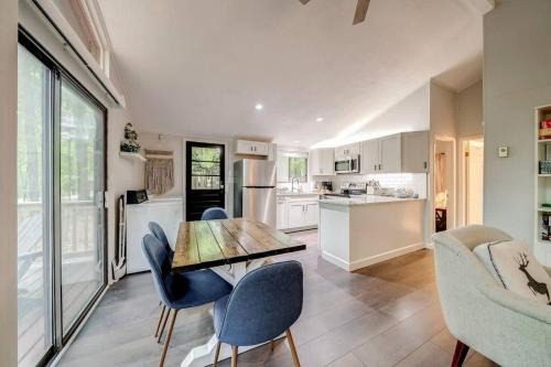 Cozy Pet-Friendly w Fire Pit, Wifi & Pool Access