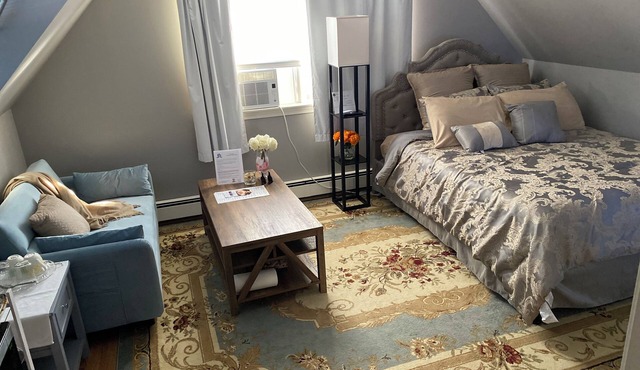 Cozy & Quiet Home in Portland Maine. One Bedroom, Private Bathroom “No Kitchen”