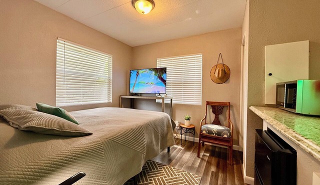 Cozy Room w/Private Entry + Bathroom Near Beaches & PGA Mall & PGA National