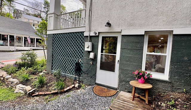 Cozy Rustic Walkout Basement Cabin in Historic Harpers Ferry