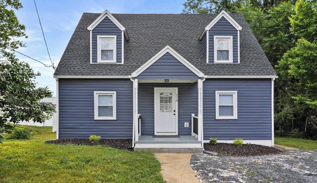 Cozy w Fenced Yard, Games & Walkable to Luray!
