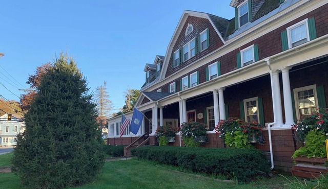 Crafts Inn Hotel Suite with pool, hot tub and AC