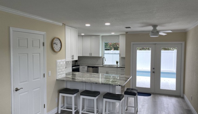 Cute Cottage with pool, 7 minutes 2.1 miles to Vero's Best Beach, Pet Freindly