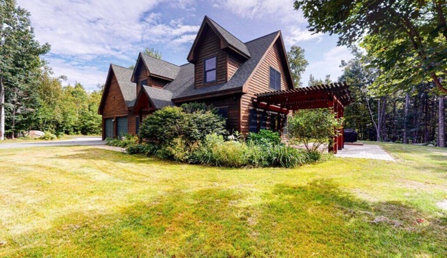 Discover your mountain escape: A cozy retreat with breathtaking views, a hot tub under the stars!