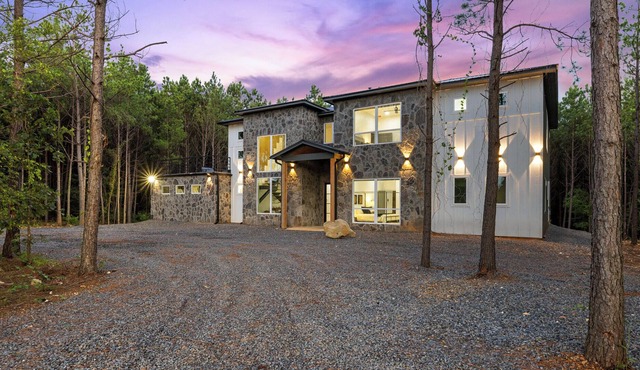 Divine Den, Massive Deck, GameRoom, Hot Tub, Fire Pit, Pet Friendly
