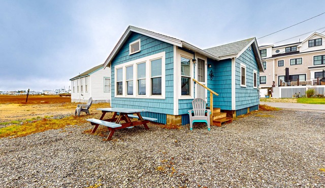 Dog-friendly cottage with amazing sunset views, across the street from beach