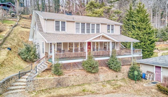 Dog-friendly home with updated kitchen, central AC, washer/dryer, porch, pool