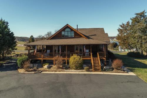 Dog-friendly, lake view cabin w/furnished decks, Ping-Pong & darts