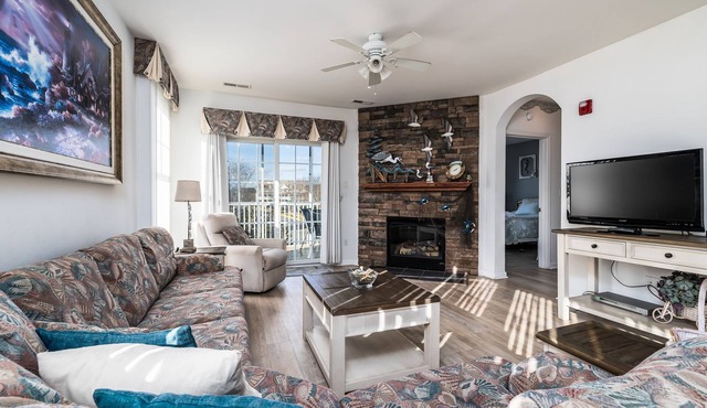 Dog‑Friendly (Only 1) Bayside Condo w/Pool & Gym