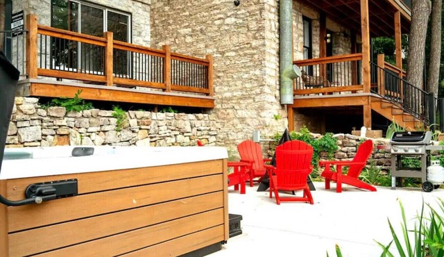 Downtown+HotTub+Wifi+FreeParking @151 Spring Ste C