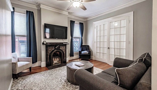 Downtown Landmark 2 King Bedroom w/Private Yard