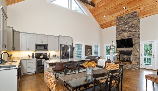 Duke's Place: New Massanutten mountain home with flat driveway and quiet street!