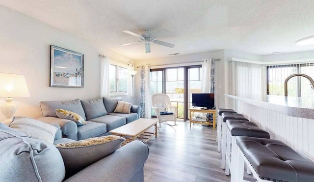 East of the Sun condo w/central AC, W/D, & shared pool - under 1 mile to beach