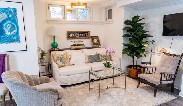 Elegant apt on Capitol Hill with high-end finishes and furnishings