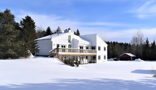 Enchanting 9-bedroom house with Private Lake, Swimming Pool and Hot Tub
