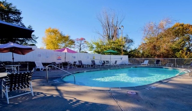 Enjoy Soothing Jetted Tub in Spacious Room Near Eureka Springs Sights