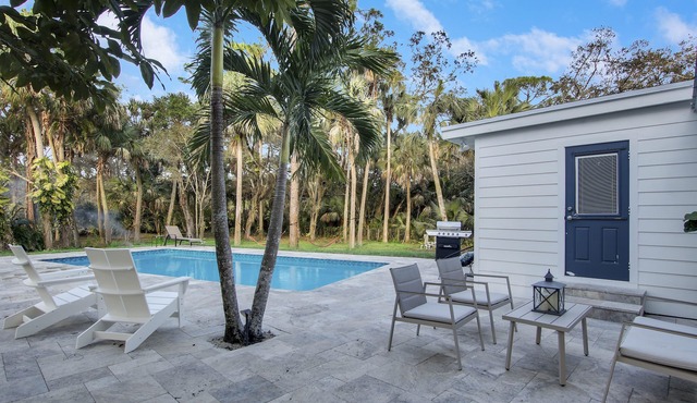 Estate escape with 2 houses, pool, Roger stadium, Beach, Alton, PGA and I-95