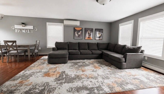 Fabulous 4-bedroom house in welcoming Bangor with cool AC