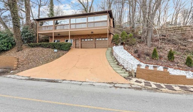 Fabulous lake view abode with five bedrooms and balcony - pool & tennis access