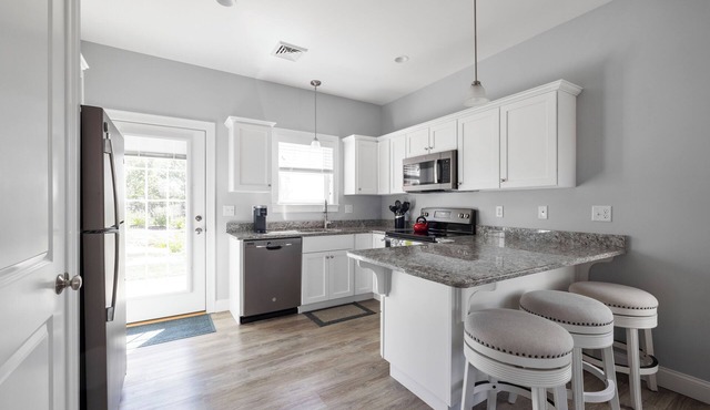 Family friendly 2-bedroom/2 bathroom house in Arundel with free WiFi, pool & gym