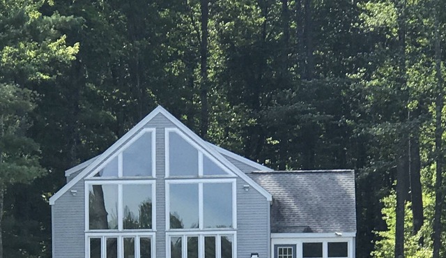 Family Friendly beautiful home on Bunganut Lake. Weekly rentals only.