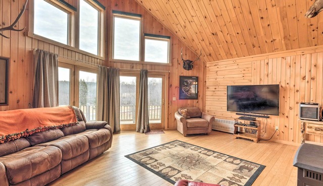 Family-Friendly Troy Getaway with Furnished Deck!
