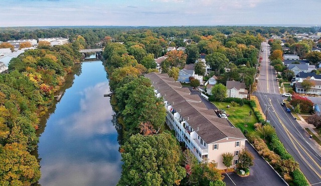 Family friendly, east of route 1, and walkable to town & beach