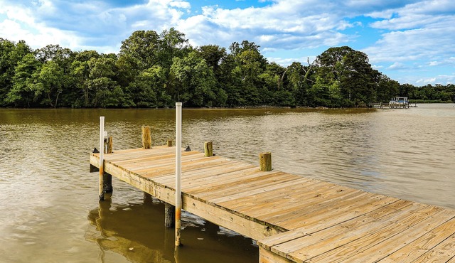 Family Fun Awaits! Waterfront Home on Marley Creek