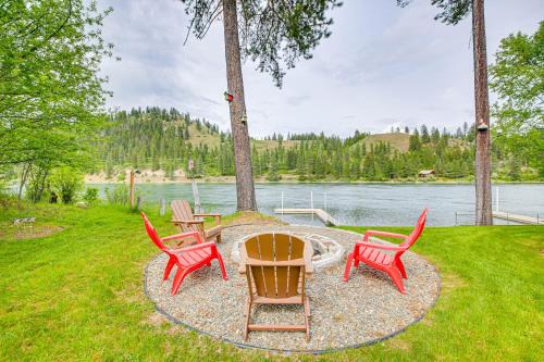Family Fun on Ruby Creek: Cusick Hideaway w/Dock