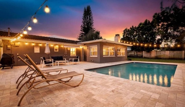 Family Retreat! Pool, Kid's Playroom, Piano, Huge Yard, Snowbirds Welcome!
