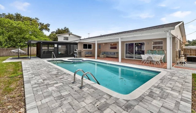 Family Stunning 3BR Heated Pool Home in Largo