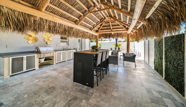 Fantastic Backyard Lounge & Pool, Fast WiFi, 3 TVs