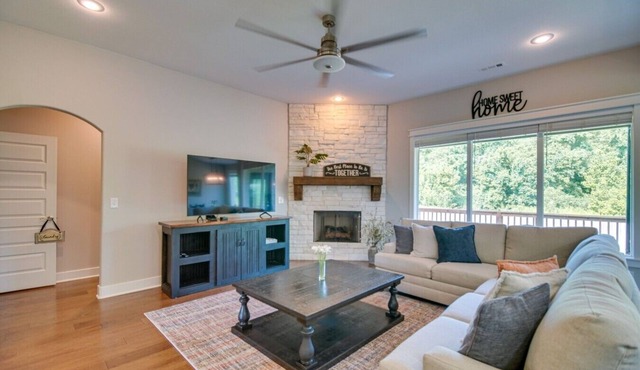 Fayetteville Retreat w Deck & Shared Pool