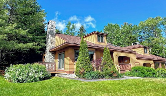 FC44 Renovated 3bed 3bath Forest Cottage AC views yard fast wifi Walk to skiing