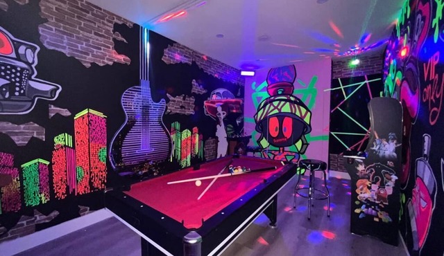 Flamingo Paradise Resort/5 Bedrooms/Htd Pool/Game Room/BBQ/Baby items