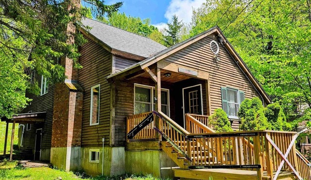 Four Season Vermont Getaway with Hot Tub