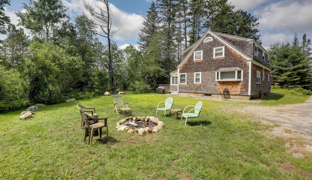 Franconia Escape on Half Acre w/Fire Pit & Deck!