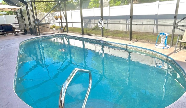 FREE Heated Pool, Weber Gas Grill, 3 miles to the beach!