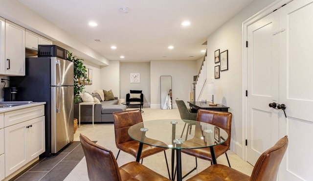 Garage, King Bed, and Queen Pullout in Cap Hill. Two Blocks to Metro/Restaurants