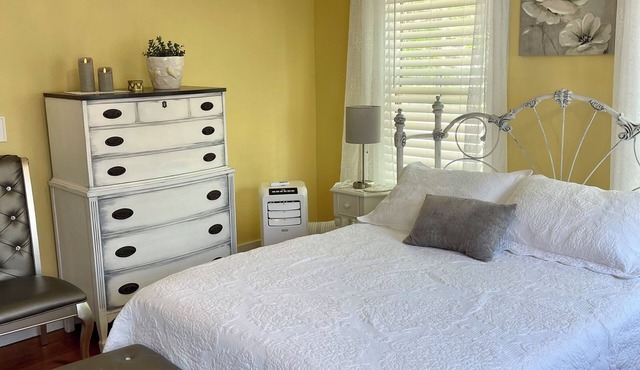 Glamour meets Country Guest Suite with Hot Tub!