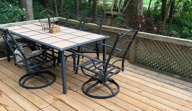 Golfing alongside a cozy cabin in Inner city park WiFi & small luxury amenities