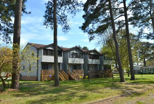 Gone Coastal - Pet friendly with screened porch!
