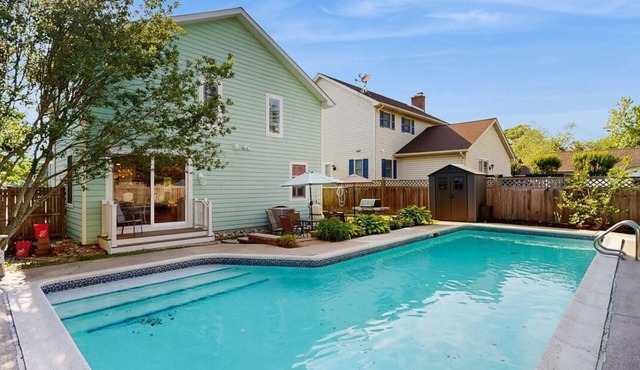 Gorgeous home with private pool - dog-friendly - only three blocks to the beach
